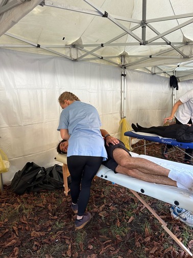 patient allongé sur brancard